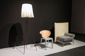 Modernista állólámpa, formatervezett szék és kárpitozott karosszék a 20. század közepi európai design világából, a Designikonok – tegnap és ma kiállításon az m21 Galériában