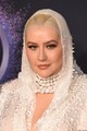 Bár a frizurából csak az elválasztást látjuk, de már az is eléggé izgalmas. Christina Aguilera kapucnija igazán különleges volt.