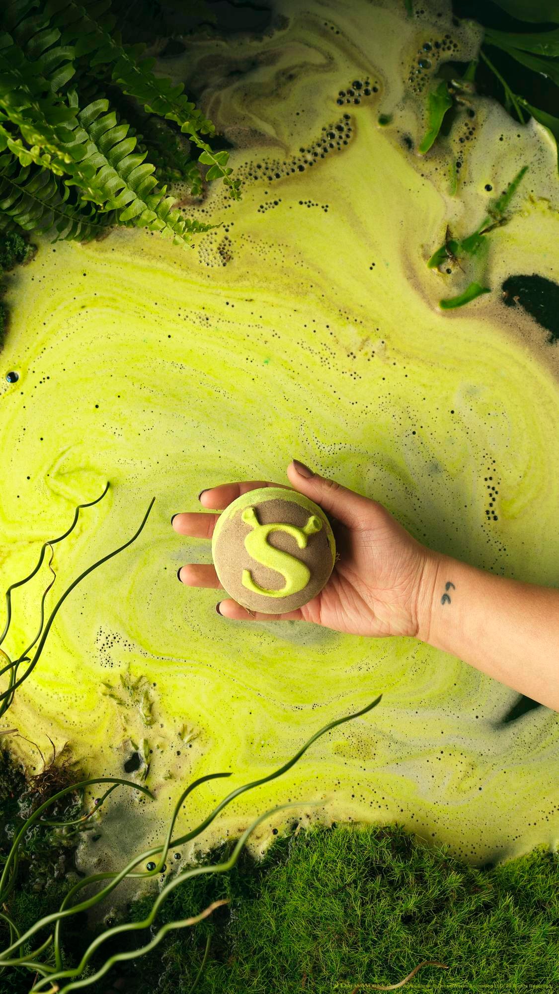 A LUSH legújabb Shrek tematikájú limitált kollekciójának egyik szuper kényeztető darabja ez a fürdőgolyó. Amellett, hogy elmerülhetsz és átadhatod magad a kényeztető pihenésnek még szórakozhatsz is egyet a mocsárrá alakult fürdővízen. Shrek Swamp fürdőbomba LUSH 3590 Ft/180 g 