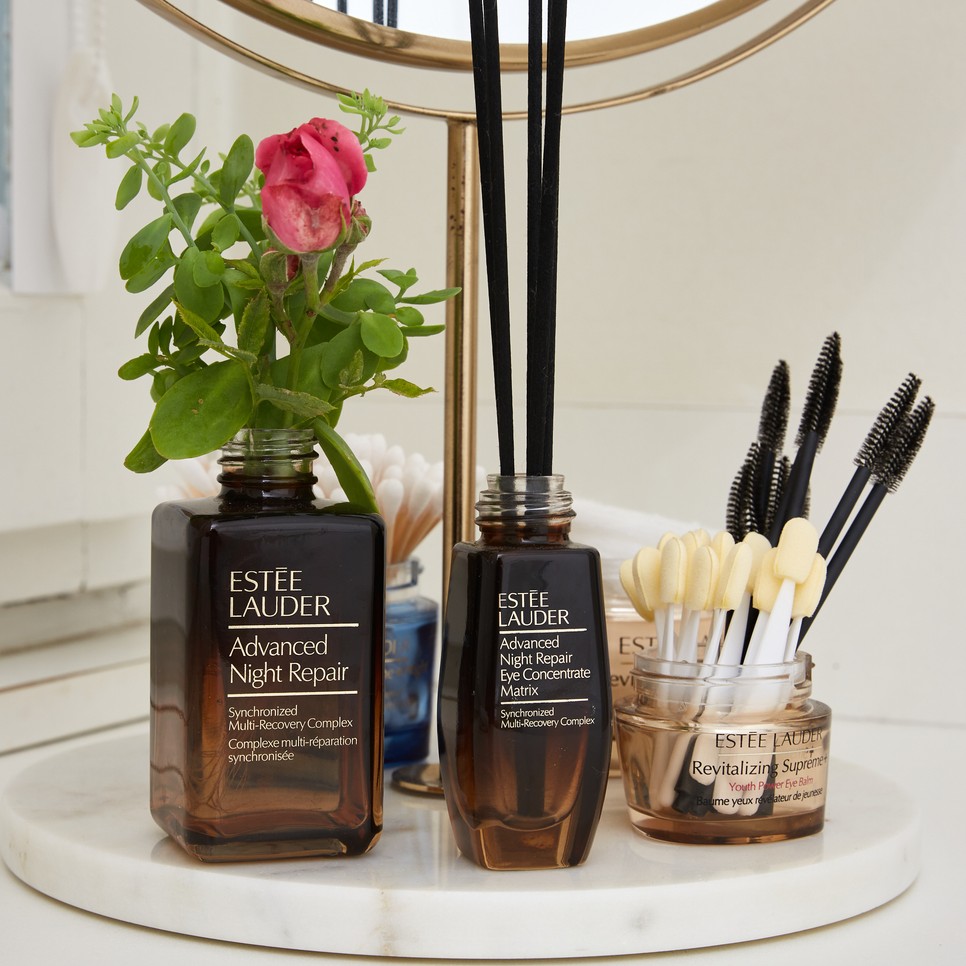 Csodás Estée Lauder szalonban a márka ikonikus termékeivel kezelnek