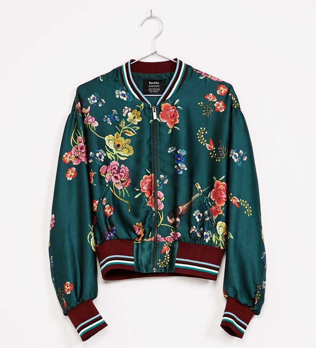 Virágos bomber: A bomberdzseki nagy sztár idén, még szép hogy ilyen romantikus verzióban is kapható. BERSHKA 9995 Ft.