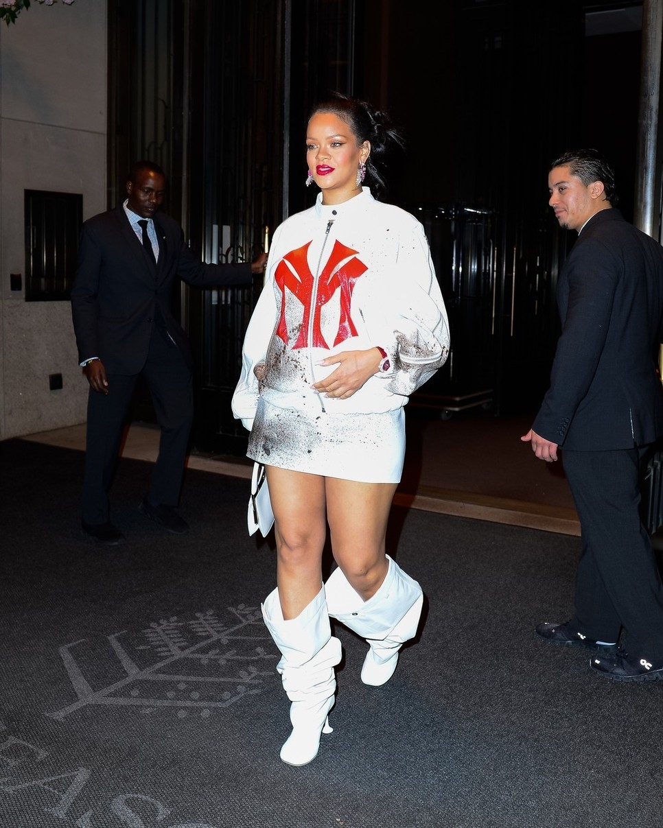 Rihanna monokróm Mowalola szettben és Loewe csizmában New Yorkban