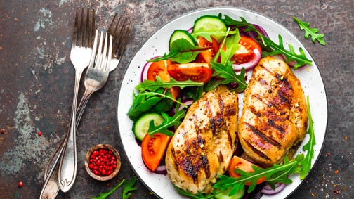 Grillre fel! Készítsd el legfinomabb grill fogásokat - Mai recept: Grillezett csirkemell friss salátával