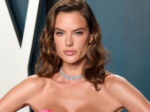 Alessandra Ambrosio kiverte a biztosítékot a félmeztelen Valentin-napi fotójával