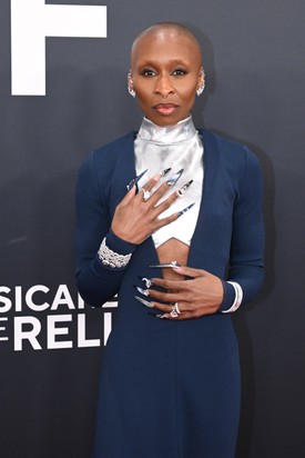 Cynthia Erivo, a Wicked című musical sztárja a vörös szőnyegre is magával hozta a jellegzetes és lenyűgöző művészi körmeit. Friss, természetes sminkjéhez a sminkes, Joanna Simkin egy letisztult és ragyogó megjelenést választott.
