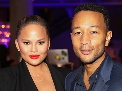 Most akkor egy vagy két gyereke született Chrissy Teigennek? Ikreket szoptat!