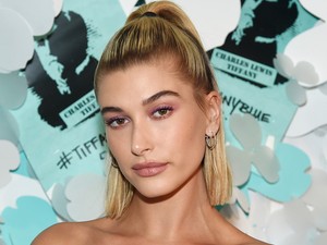 Hailey Baldwin apró fehér ruhája a nyár kötelező kelléke