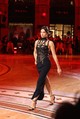 Irina Shayk egy lélegzetelállító, archív Versace kreációban vonult végig a milánói Vogue World kifutóján. Az alakkiemelő, fekete ruha az olasz divatház ikonikus, 1992-es őszi/téli kollekciójából származik, és merész, hátat teljesen szabadon hagyó szabásával a klasszikus, érzéki olasz glamúrt és a 90-es évek szupermodell-korszakát idézte meg.