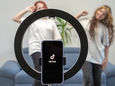 „Vannak szülők, akik nem csak dicsekednek, pénzt is keresnek online a gyerekeikkel”