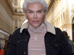 Ő a magyar Ken baba! Látnod kell milyen sminktechnikája van!