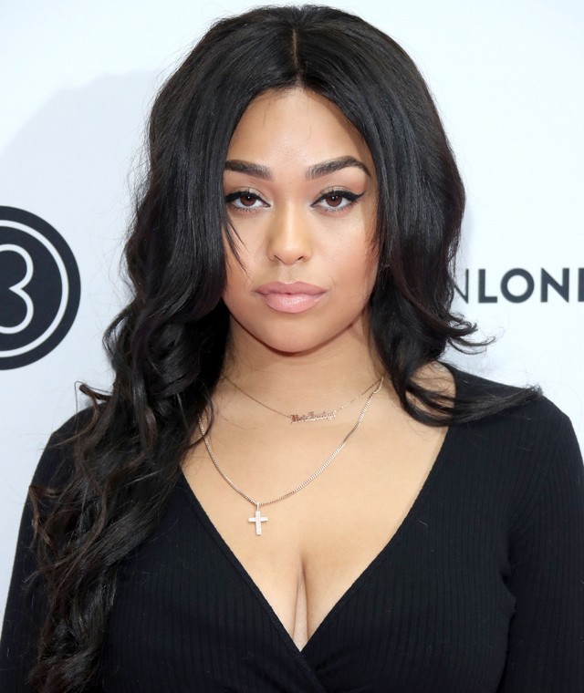 Jordyn Woods teljesen felismerhetetlen ezzel a fenékig érő szőke hajjal