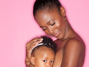 Ez a fiatal anyuka rúdtáncolás közben szoptatja kislányát