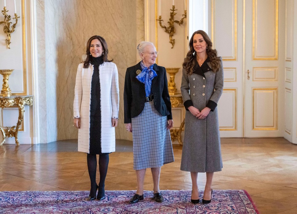 Katalin hercegné olyan tempóban járja Dániát, mintha nem lenne holnap: most éppen fát vág az erdőben