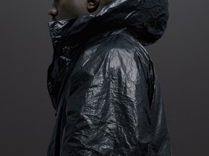 Szakadt harisnyák, szemét, fenékmutogatás és meztelenkedés Kanye West új kollekciójában