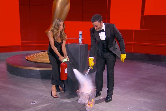 Jennifer Aniston fekete selyemruhában oltott tüzet az Emmy-gálán