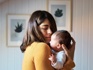 Szakértő arról, milyen fokú anyai félelem számít normálisnak, és mikor válik túlzottá