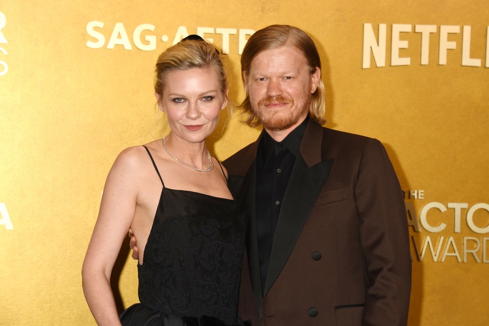 Jesse Plemons és felesége, Kirsten Dunst mindketten szerepeltek A kutya karmai közt című filmben, díjat azonban csak a színésznő kapott az alakításért