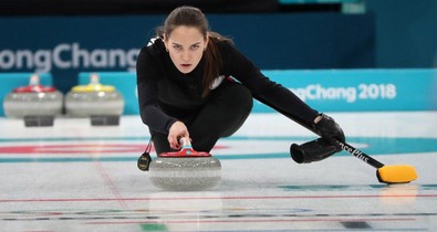 Olyan gyönyörű, mint egy modell! Odáig vannak az emberek a curlingjátékosért!
