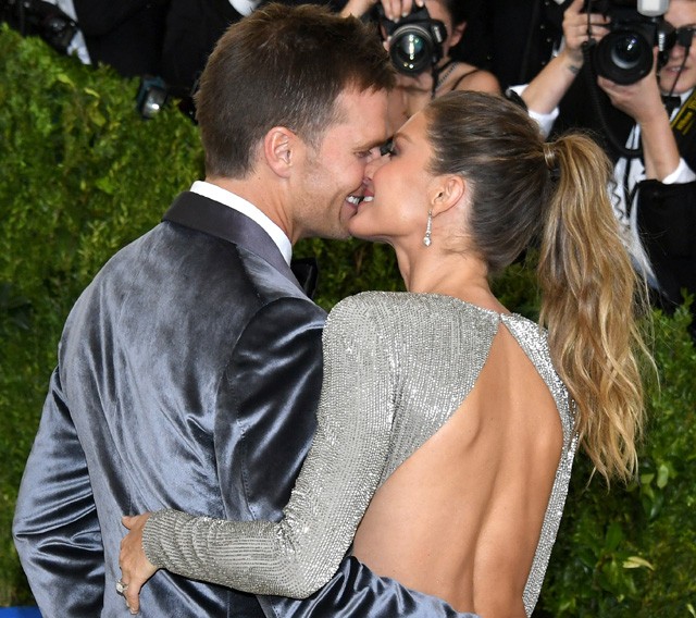 Gisele Bündchen és Tom Brady csókoloznak a vörös szőnyegen