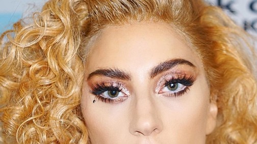 Lady Gaga horrorfilmbe illő magas sarkújával és mély dekoltázsával is sokkolt!