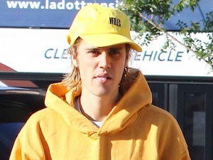 Justin Bieber arra kéri a rajongókat, hogy imádkozzanak érte