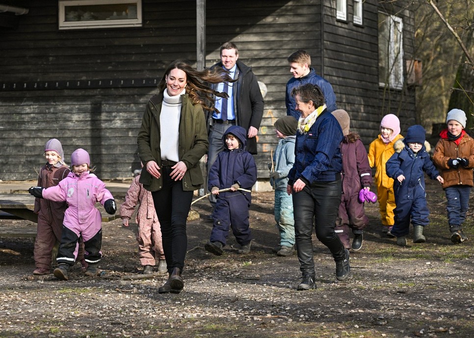 Katalin hercegné olyan tempóban járja Dániát, mintha nem lenne holnap: most éppen fát vág az erdőben