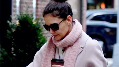 Katie Holmes megtalálta a tökéletes téli csizmát, és még pénztárca barát ára is van!