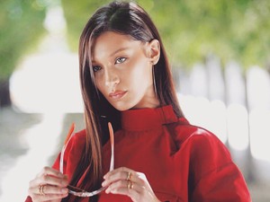 Ilyet se láttunk még: Bella Hadid övtáskája miatt villantott egy hatalmasat!