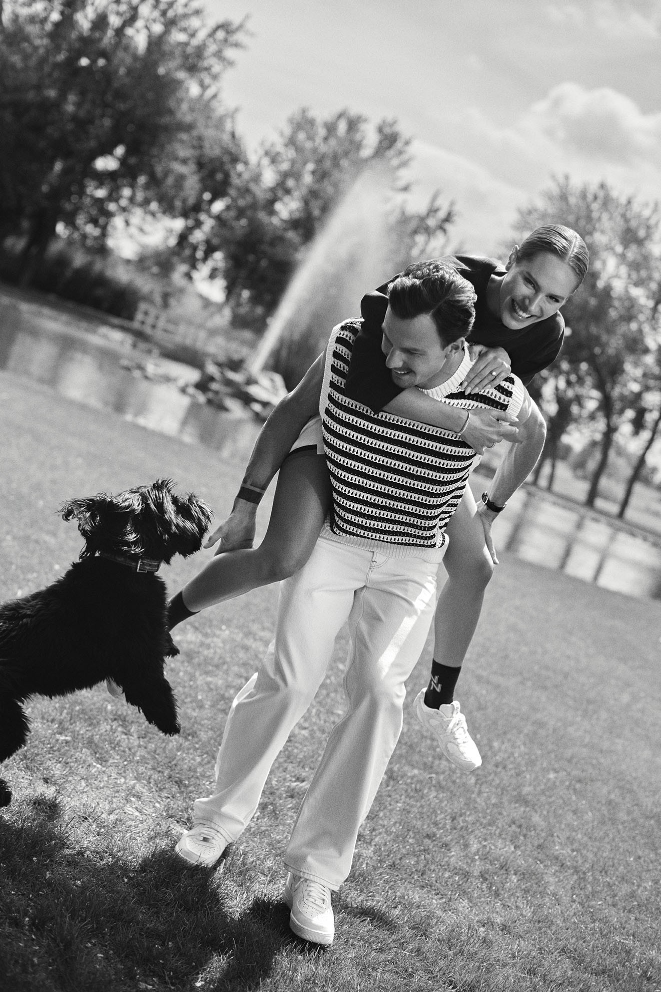 Molnár Nini & Fucsovics Márton: napról napra mélyülnek az egymást iránt táplált érzelmeik  – Nini: Pulóver és szoknya SPORTY & RICH – net-a-porter.com, Zokni NINI, Cipő MIU MIU Marci: Kötött mellény és nadrág TOMMY HILFIGER, Cipő NIKE Airforce – RDrop Sneaker Store