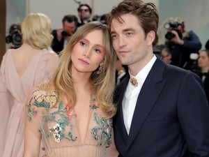 Így néz ki a tökéletes babafotó 2024-ben, köszönjük, Robert Pattinson és Suki Waterhouse