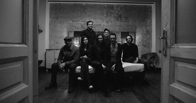 400 csók egy nap alatt! Bemutatjuk Puskás Peti és Ív szuperérzéki új klipjét