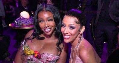 Kék haj, natúr smink és napszemüveg: Ezek voltak a 2022-es Grammy-gála legnagyobb beauty-pillanatai