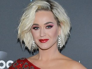 Katy Perry piros overálja egy igazi álomdarab