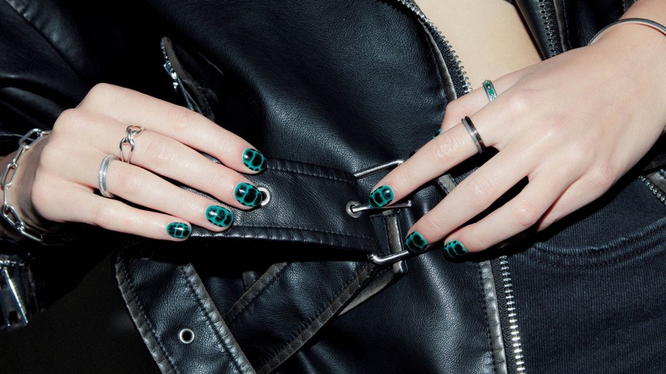 Hatalmas figyelemnek örvendenek a krokodil körmök - Fotó: Donka Panna, Manikűr: Juhász Corinna, Kabát: Reserved, Ékszerek: Thomas Sabo, Pandora