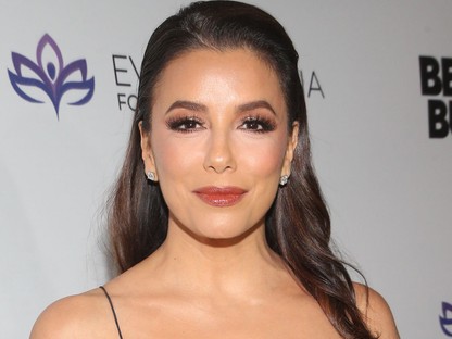 Eva Longorián ez a szuperegyszerű darab is úgy fest mint egy báliruha