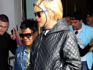 Macifül, bebújós dzseki. Rihanna halmozza az extrákat