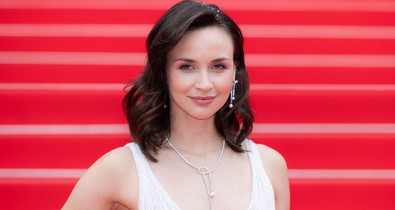 8 fotó, amin Törőcsik Franciska világsztárokat megszégyenítő ruhában tündököl  a vörös szőnyegen