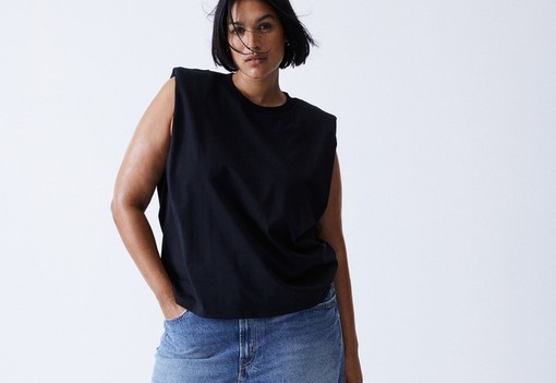 Ez a ruhadarab lesz az őszi szezon legnagyobb sztárja idén: hódít a baggy farmer