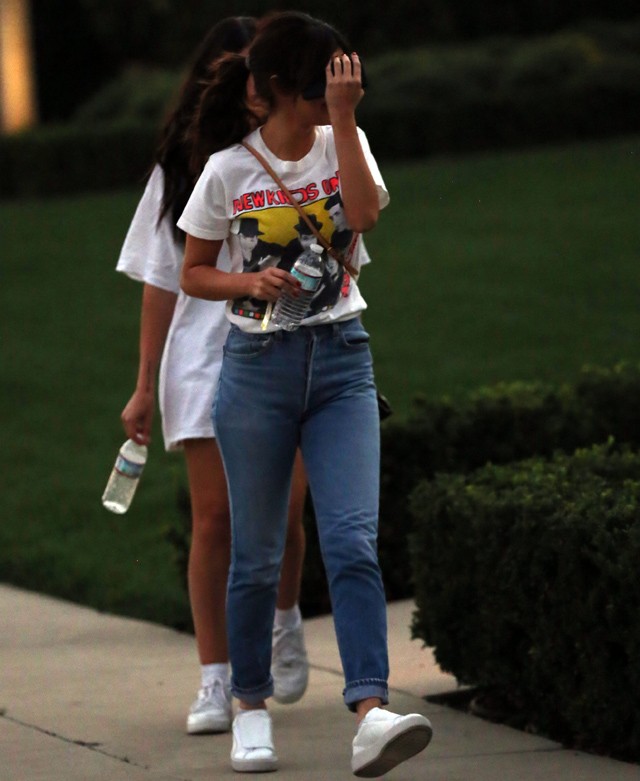 Selena Gomez egy New Kids On The Block pólóban