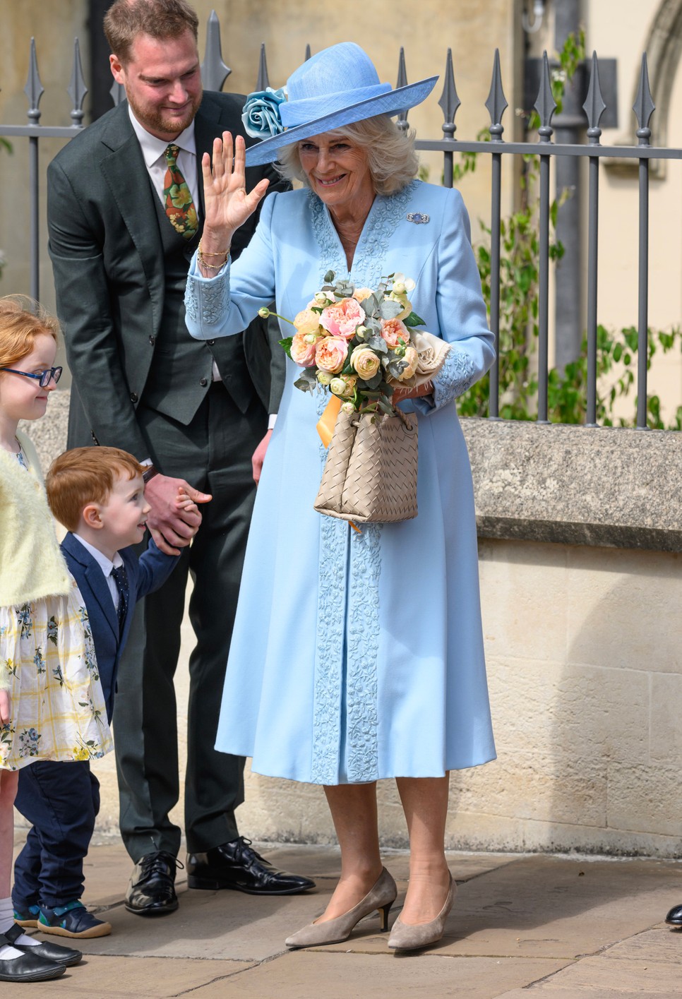 Kamilla királyné integetve üdvözölte az összegyűlt tömeget