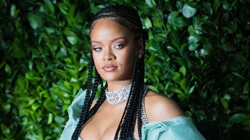 Kismama szabad estéje: Rihanna nagyon szexi szettben ment randizni