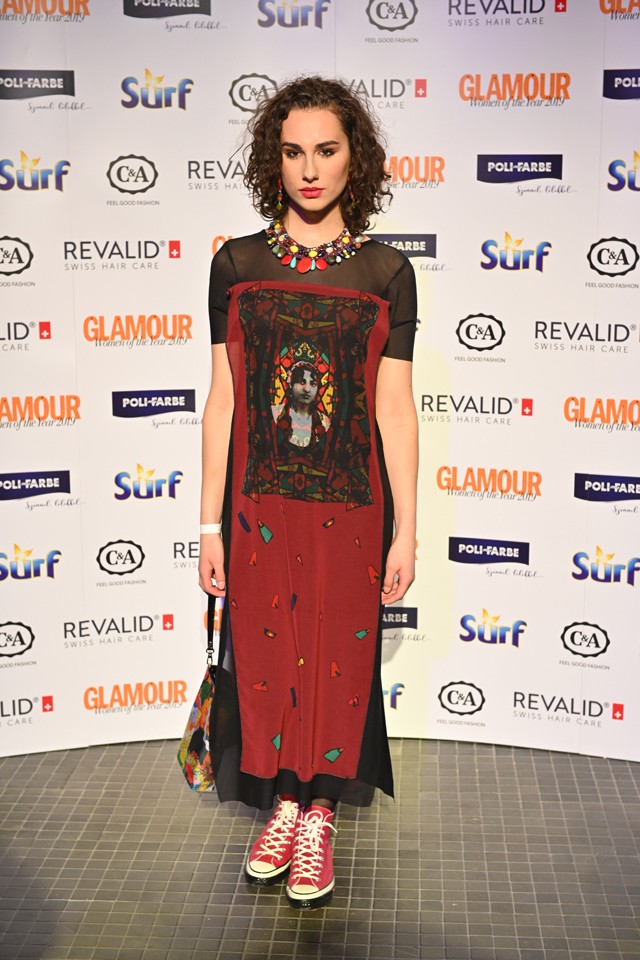 Ónodi Adél énekesnő-színésznő Romani ruhában