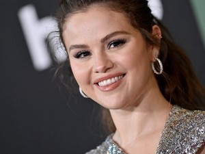 Selena Gomez őrült szexi lábvillantással ünnepli sorozatát