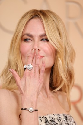 Kidman egy Omega karórával és Chanel ékszerekkel tette teljessé a megjelenést.