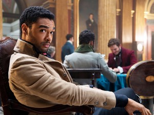 A Bridgerton Simonja, vagyis Regé-Jean Page főgonoszként tért vissza, és jól áll neki 