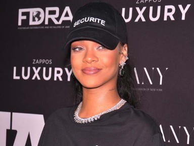 Melltartó nélkül, rémes szettben vette át a díját Rihanna