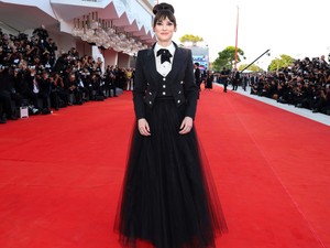 Telitalálat: Winona Ryder a Jimmy Choo 2024-es őszi kampányának sztárja