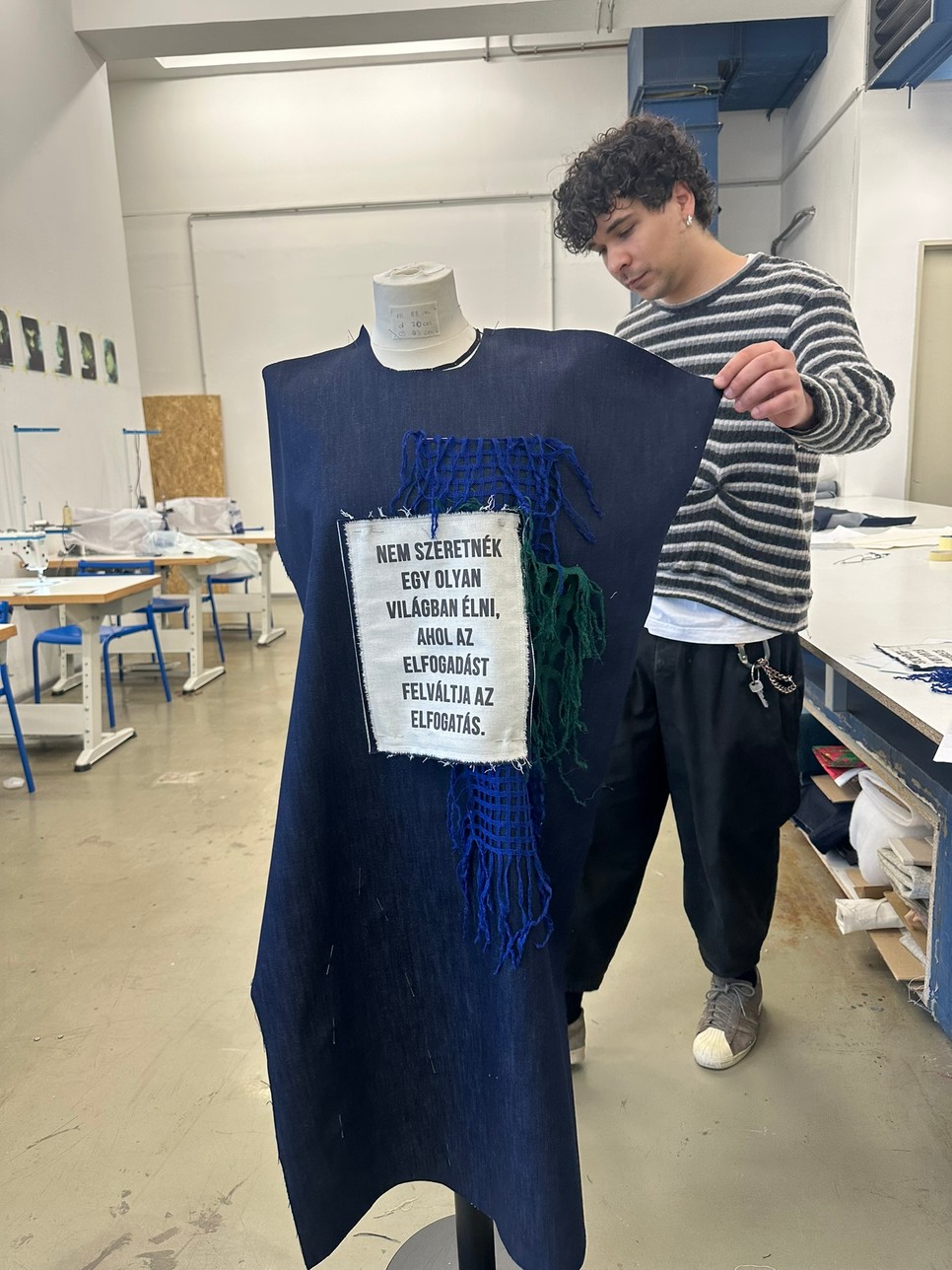 Szarvas Valentin a Terike from Budapest műhelyében éppen a politikai aktivista ruhát készíti a GLAMOUR gálára