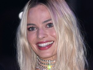 Margot Robbie fekete koktélruháját a legszuperebb kiegészítővel dobta fel