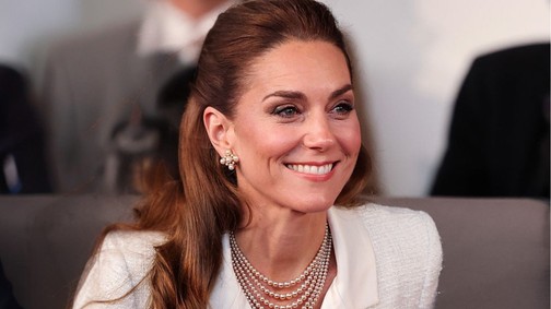 Nem akárkitől kapott csókot Katalin hercegné: a váratlan pillanatot kamerák is rögzítették